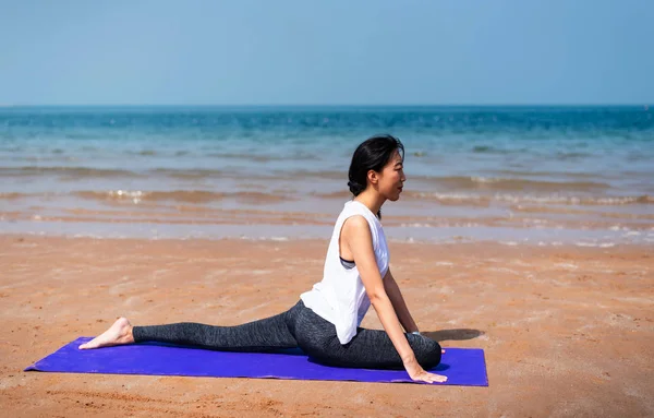 Asiatique Fille Pratiquant Yoga Sur Plage — Photo