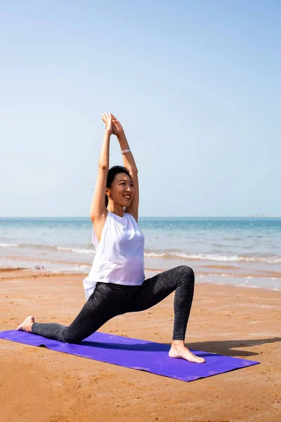 Asyalı Kız Sahilde Yoga Yaparken — Stok fotoğraf
