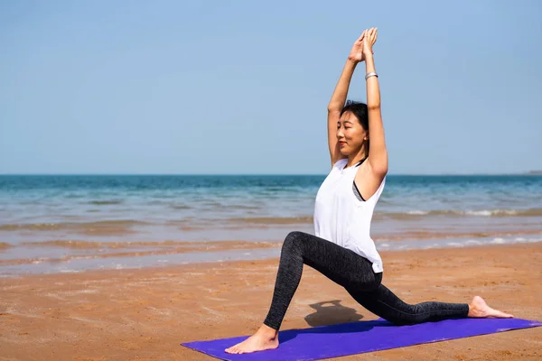 Asyalı Kız Sahilde Yoga Yaparken — Stok fotoğraf