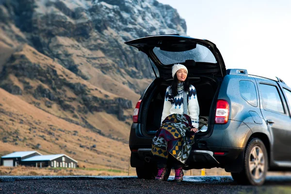 Viajante Feminino Desfrutando Vista Islândia Partir Porta Malas Carro — Fotografia de Stock