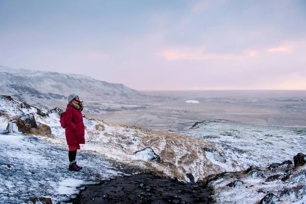 Voyageuse Randonnée Hivernale Lever Soleil Islande — Photo