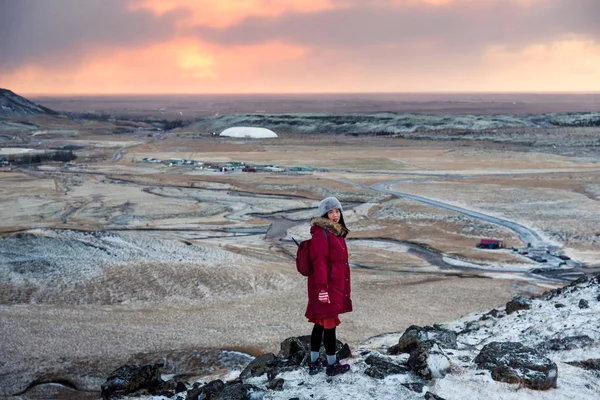 Žena Cestujícím Sunrise Zimní Túry Islandu — Stock fotografie