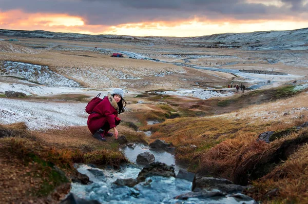 冰岛雷克雅未克的一条热河边的女旅行者 — 图库照片