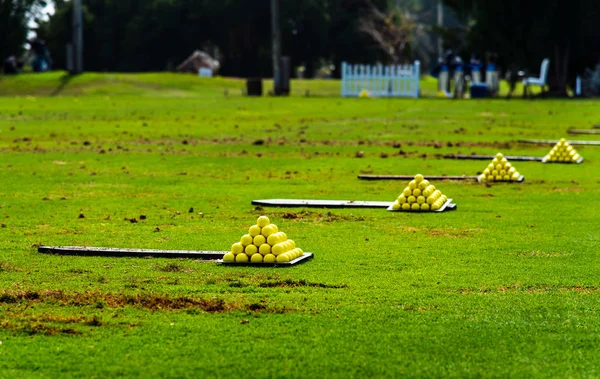 Bolas no campo de golfe encomendado para a prática — Fotografia de Stock