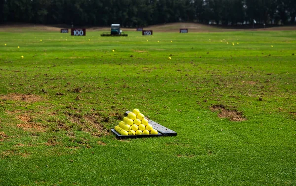Bolas no campo de golfe encomendado para a prática — Fotografia de Stock