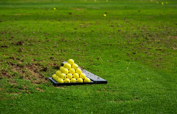 Кульки на полі для гольфу, замовлені на практику — стокове фото