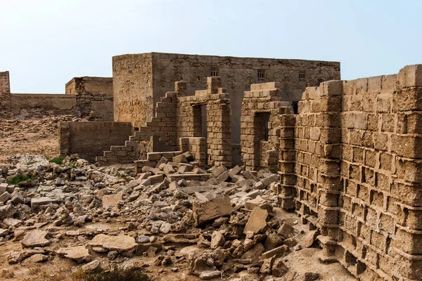 Развалины старой деревни Аль-Джазира аль-Хамра — стоковое фото
