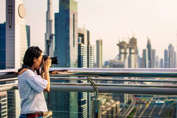 Turista femenina tomando fotos del paisaje urbano de Dubai —  Fotos de Stock