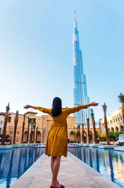 Turismo femenino en Dubai, Emiratos Árabes Unidos —  Fotos de Stock