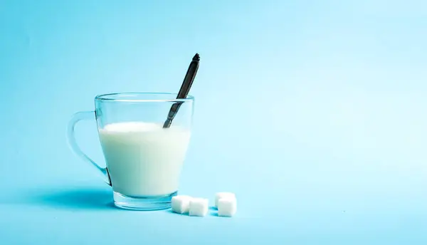 Bicchiere di latte sullo sfondo blu — Foto Stock