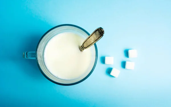Bicchiere di latte sullo sfondo blu — Foto Stock