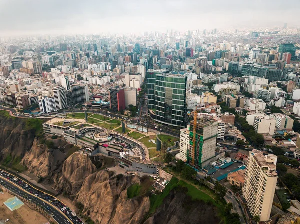 Aéreo de edificios del centro de Miraflores en Lima — Foto de Stock