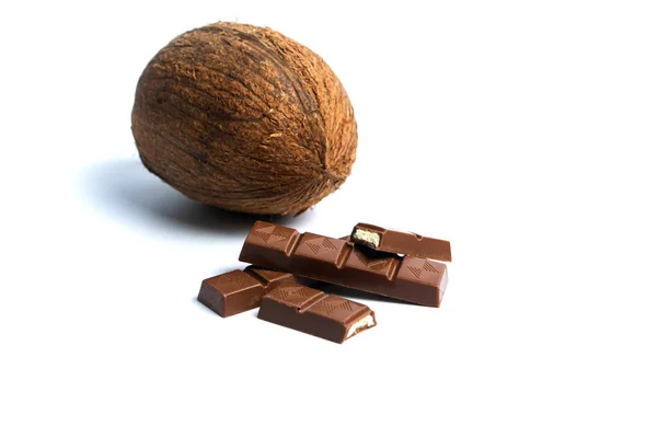 Cioccolato con cocco isolato su bianco — Foto Stock