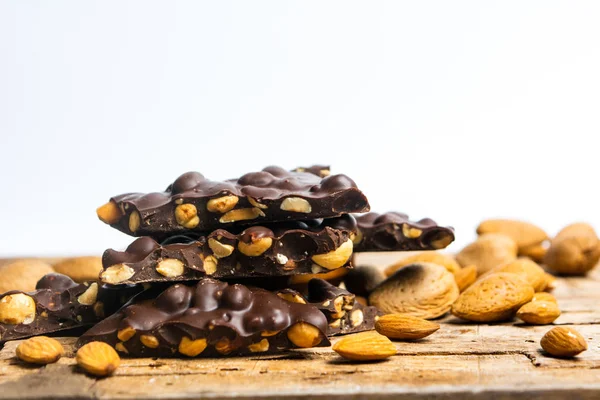 Chocolate con almendras en una mesa —  Fotos de Stock