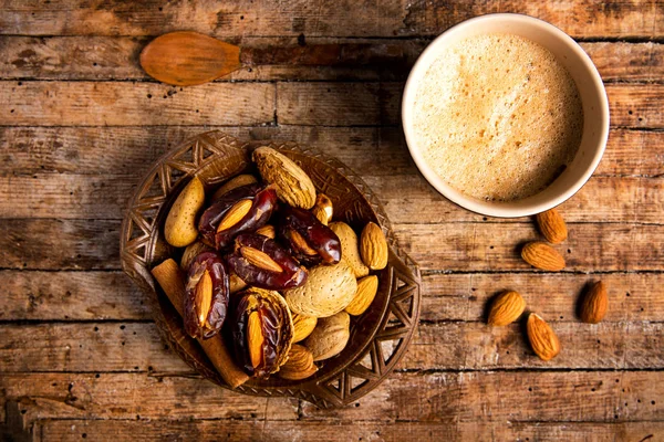 Café e lanches em uma vista superior de mesa — Fotografia de Stock