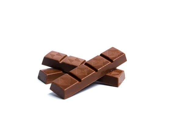 Pezzo di cioccolato isolato su bianco — Foto Stock