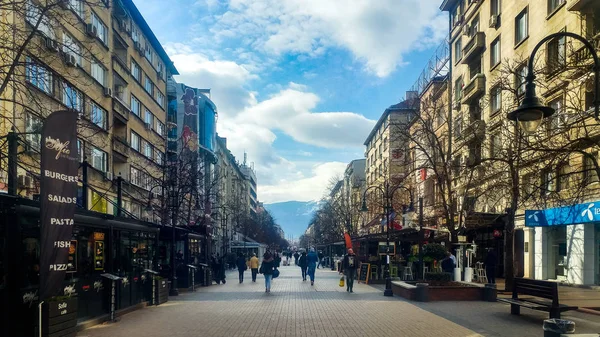 Sofia, Bulgaria - 11 marzo 2019: Sofia strada pedonale in una giornata di sole — Foto Stock