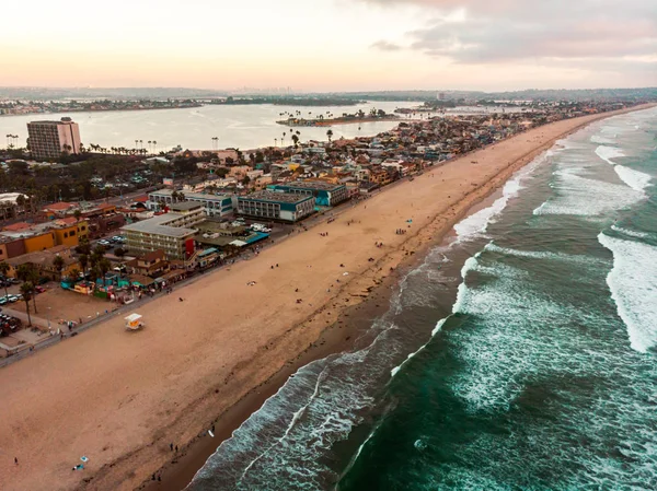 Vista aérea da praia do Pacífico e da Baía Mission em San Diego — Fotografia de Stock