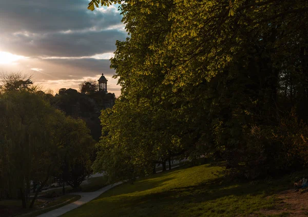 Parc des Buttes-Chaumont wiosną — Zdjęcie stockowe