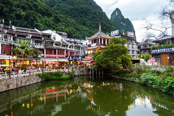 Yangshuo, China - 27 de julho de 2018: Yangshuo scenic city park a mai — Fotografia de Stock