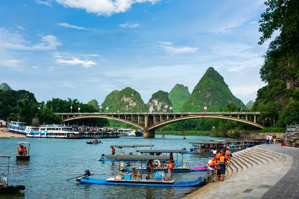 陽朔、中国 - 2018 年 7 月 27 日: 李観光竹筏リヴします。 — ストック写真
