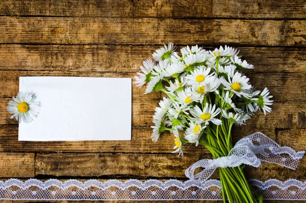 Daisy buquê de flores com cartão vazio — Fotografia de Stock