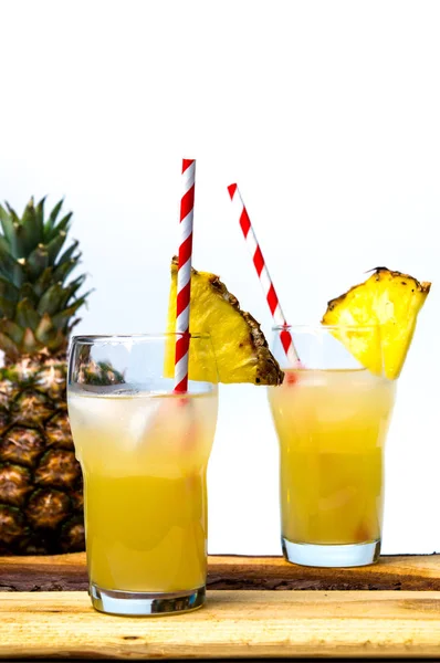 Orzeźwiający sok ananasowy w szkła — Zdjęcie stockowe