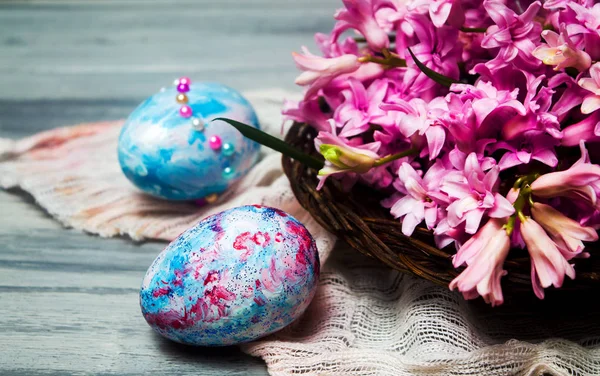 Velikonoční vajíčka a růžové květy hyacintu — Stock fotografie
