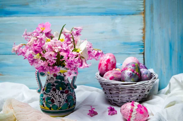 Velikonoční vajíčka a růžové květy hyacintu — Stock fotografie