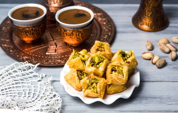 Baklava arabă cu cafea în căni de cupru — Fotografie, imagine de stoc