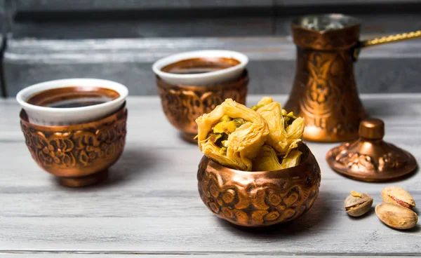 Arabische Baklava mit Kaffee in Kupferbechern — Stockfoto