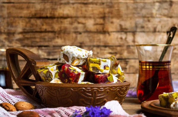 Türkische Köstlichkeiten mit Pistazien und Tee — Stockfoto
