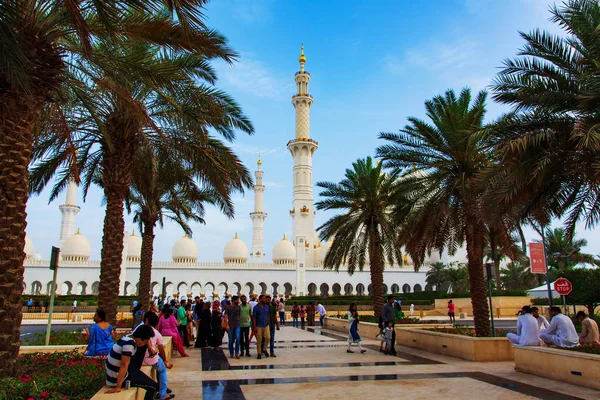 Abu Dhabi, Emiráty - 27. dubna 2018: Zadní pohled na velké mešity šejka Zayeda — Stock fotografie