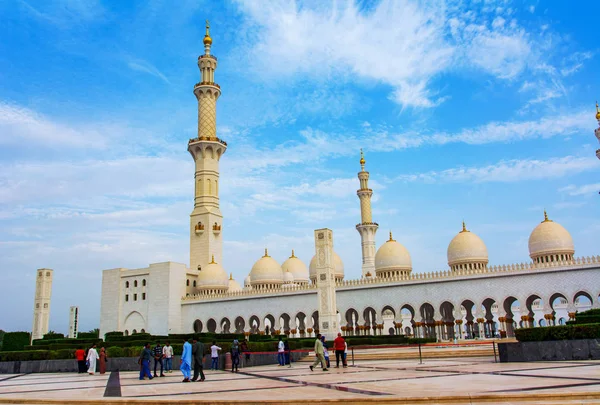 Abu Dhabi, Emiráty - 27. dubna 2018: Zadní pohled na velké mešity šejka Zayeda — Stock fotografie