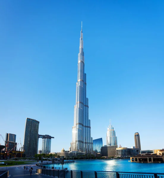 Burj Khalifa pohled přes Dubajskou fontánu z parku Burdž Dubaj, Spojené arabské emiráty - 11 prosince 2018: — Stock fotografie