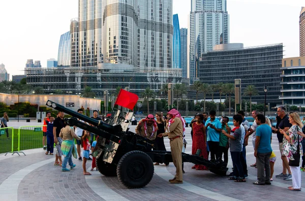 दुबई, संयुक्त अरब अमिराती मे 18, 2018 : दैनंदिन उपोषणाचा शेवट सिग्नल करण्यासाठी बुर्ज खलिफा आणि दुबई मॉल फाउंटन समोर रमजान कॅनन आणि सैनिक — स्टॉक फोटो, इमेज