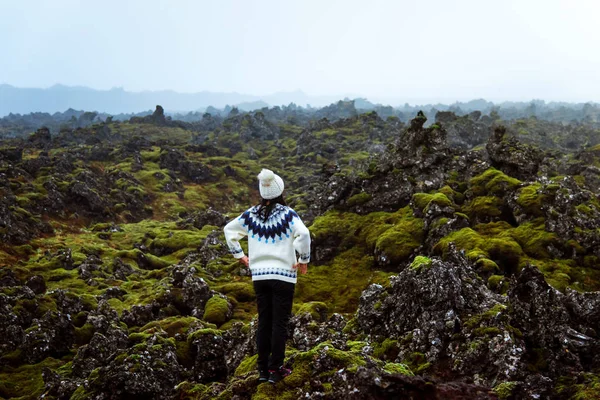 Femme bénéficiant d'une vue sur le champ de lave en Islande — Photo