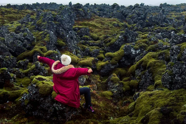 Femme bénéficiant d'une vue sur le champ de lave en Islande — Photo