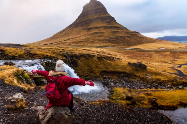 Voyageur à la célèbre cascade Kirkjufellsfoss en Islande — Photo