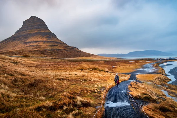 アイスランドで有名な Kirkjufellsfoss の滝で旅行者 — ストック写真