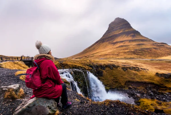 Voyageur à la célèbre cascade Kirkjufellsfoss en Islande — Photo