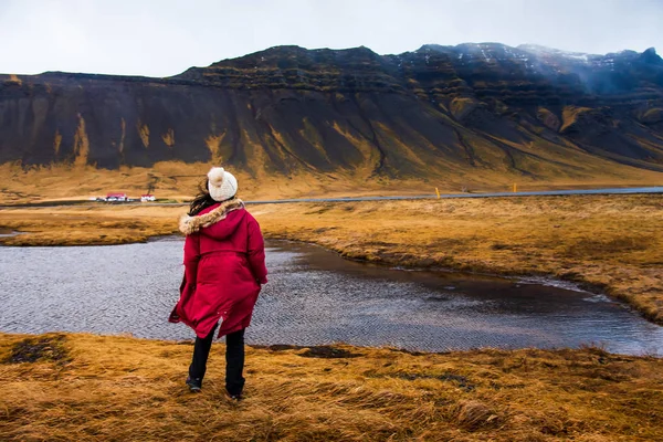 Femme appréciant le paysage islandais magnifique — Photo