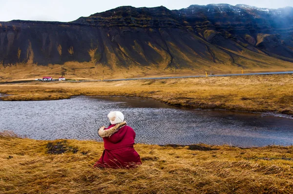 Femme appréciant le paysage islandais magnifique — Photo