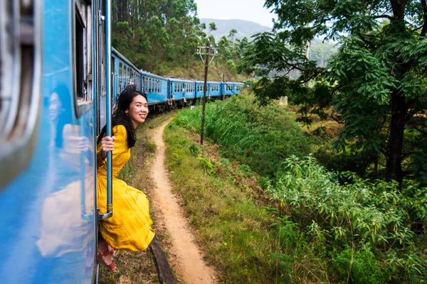 Mulher sentada à porta do trem Sri Lanka — Fotografia de Stock