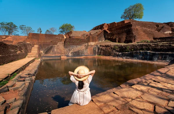 Kobieta samotnie w: Sigiriya Rock in Sri Lanka — Zdjęcie stockowe