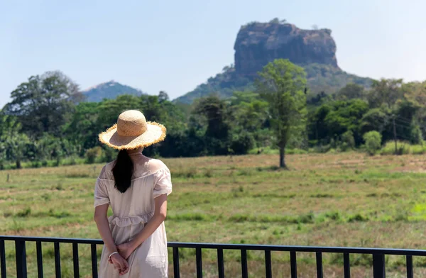 Kobieta z widokiem na skałę Sigiriya w Sri Lance — Zdjęcie stockowe