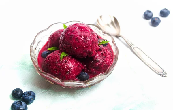 Borůvkové ovocné zmrzliny v šálku izolované — Stock fotografie
