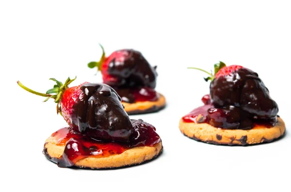 Dessert aux fraises sur un biscuit à la confiture — Photo