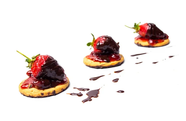 Dessert aux fraises sur un biscuit à la confiture — Photo