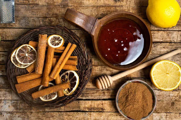 木桌上的蜂蜜和肉桂 — 图库照片
